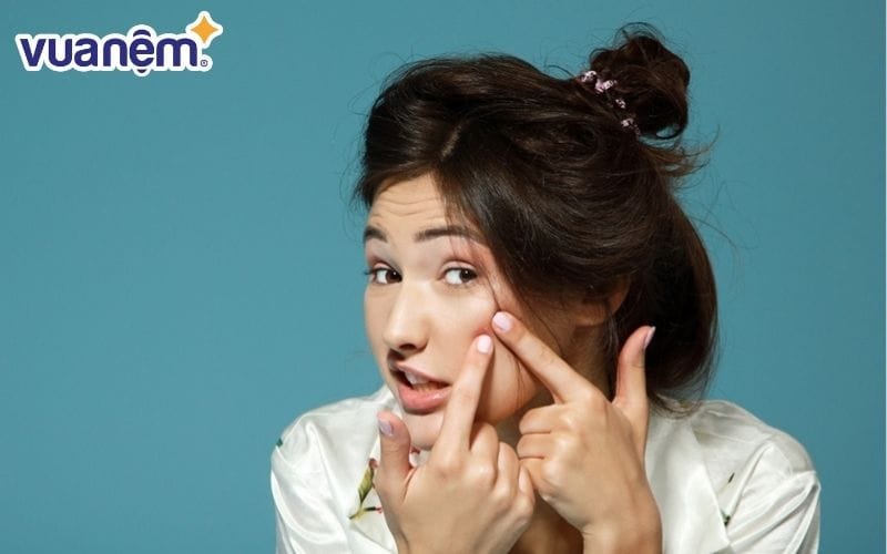 da hình thành nếp nhă Nằm sấp trên mặt bàn khiến da hình thành nếp nhăn và dễ mọc mụn