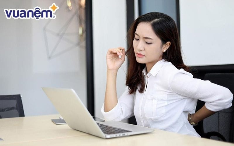 Nằm sấp trên mặt bàn gây đau lưng Nằm sấp trên mặt bàn gây đau lưng và ảnh hưởng nghiêm trọng đến cột sống