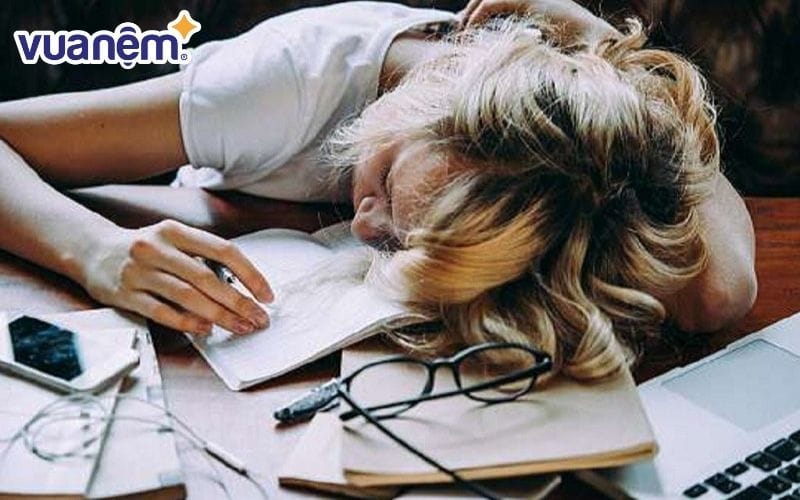 Ngủ trưa nằm sấp trên mặt bàn khiến vùng ngực và bụng bị chèn ép