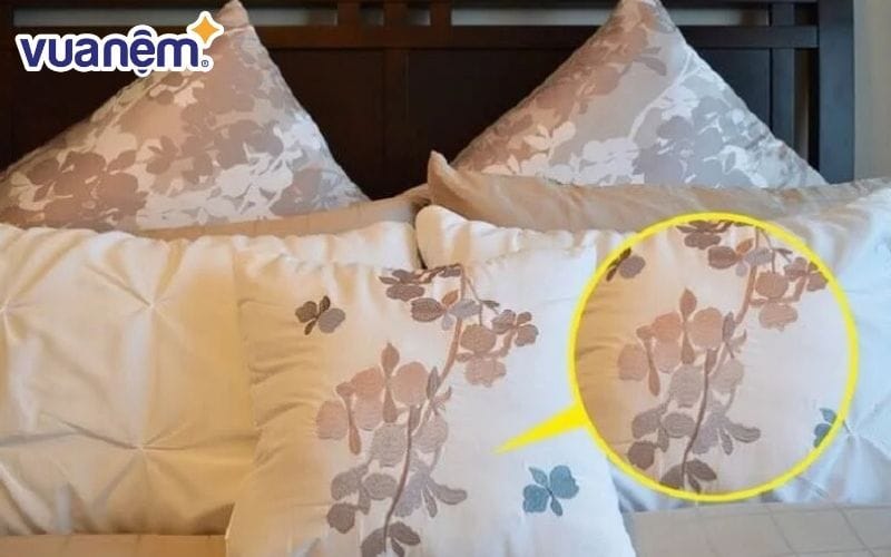 Không nên sử dụng vỏ gối thêu sẽ không tạo cảm giác êm ái, dễ chịu cho người sử dụng