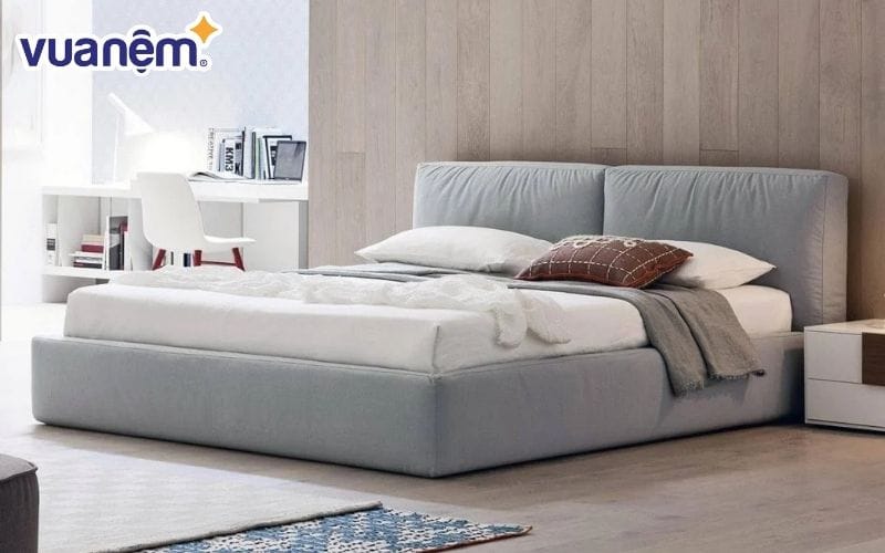 Hãy lựa chọn một chiếc giường có tựa kê đầu giường để tạo cảm giác chắc chắn, an toàn