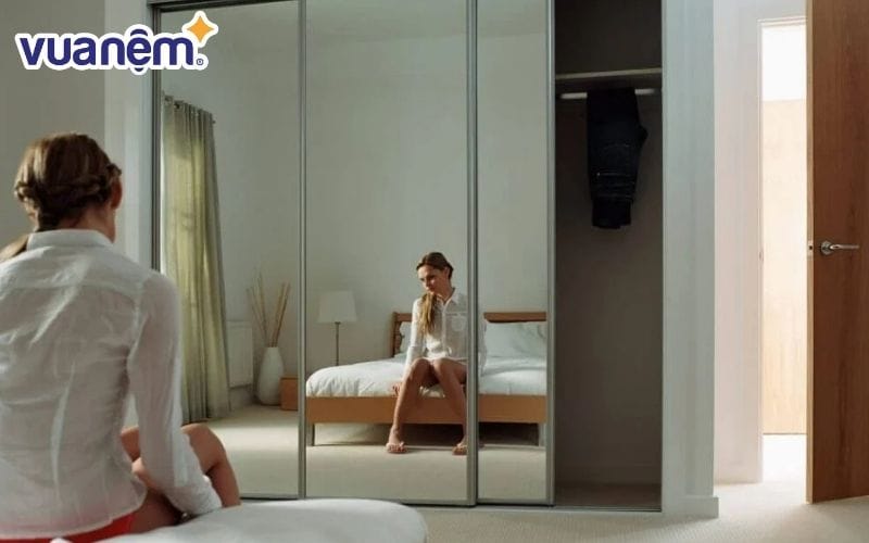 Gương là thứ không nên đặt trong phòng ngủ bởi gương có thể khiến bạn cảm thấy giật mình khi thức dậy trong đêm