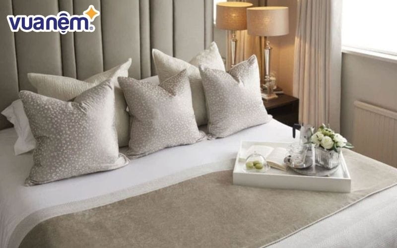 Không nên đặt quá nhiều gối trên giường ngủ