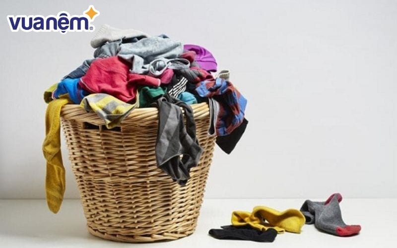 Giỏ đựng quần áo bẩn là thứ không nên đặt trong phòng ngủ bởi nó sẽ khiến cho phòng ngủ bị ám mùi