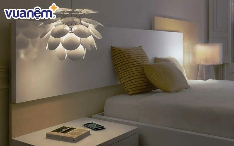 Lựa chọn một chiếc đèn chùm có ánh sáng mờ sẽ tốt hơn cho giấc ngủ của bạn