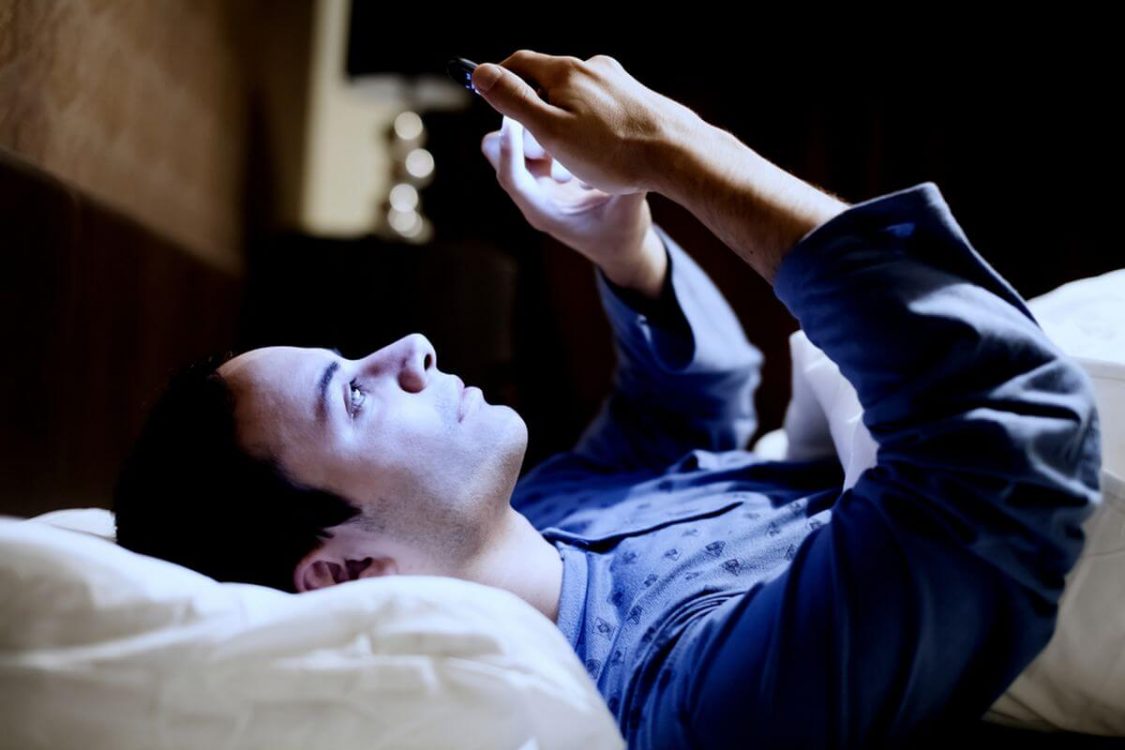 ngừng sử dụng thiết bị điện tử trước khi ngủ