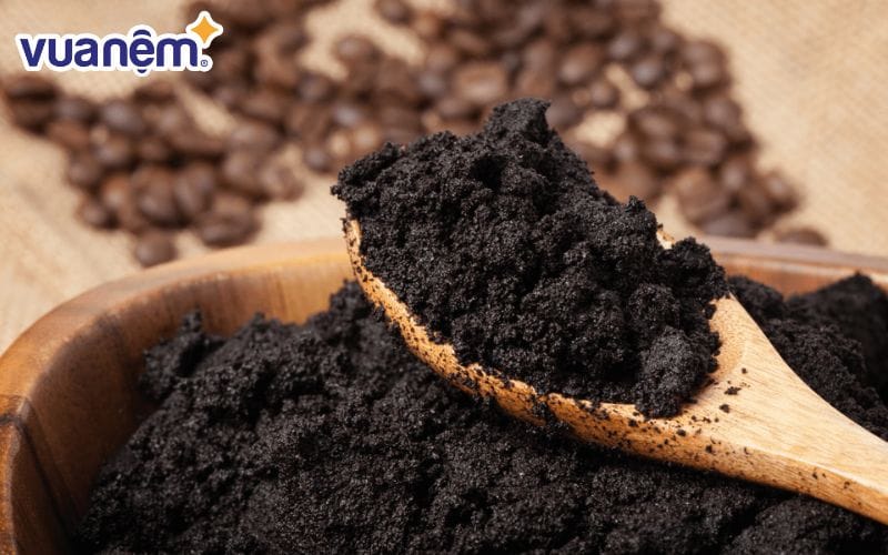 Sử dụng bã cafe hoặc than củi để chống ẩm mốc