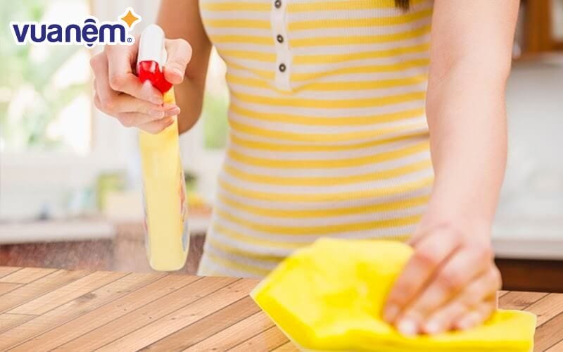 Sử dụng dung dịch tẩy rửa chuyên dụng để làm sạch nấm mốc trên bề mặt giường gỗ