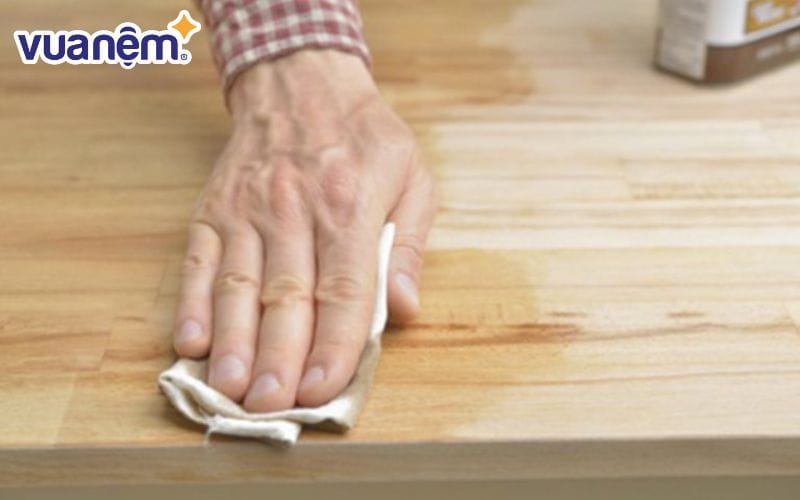Dưỡng gỗ định kì với dầu oliu pha với giấm trắng tỉ lệ 2:1 giúp gỗ bóng mịn, bền đẹp theo thời gian.