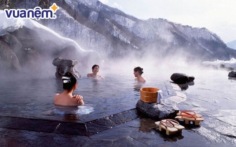 Bí quyết ngủ ngon của người Nhật Bản là tắm suối nước nóng