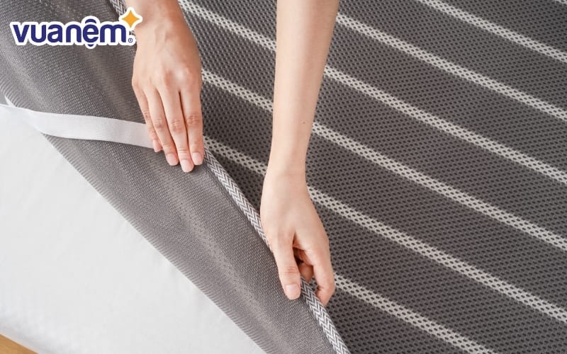 Một topper sạch sẽ không chỉ giúp bảo vệ sức khỏe mà còn tăng độ bám dính với nệm