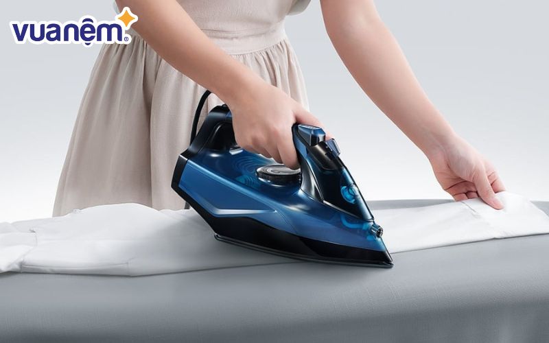 Ủi chăn ga gối bằng bàn ủi hơi nước