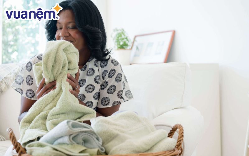 Giặt chăn mền thường xuyên để chăn sạch sẽ, thơm tho