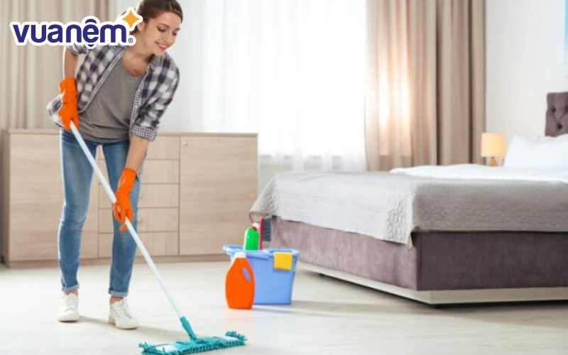 Vệ sinh phòng ngủ, giường nằm sạch sẽ chống ẩm mốc giúp chăn thơm lâu