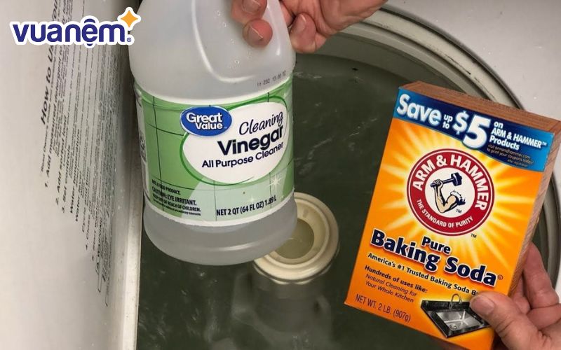 Thêm giấm trắng hoặc baking soda vào nước giặt