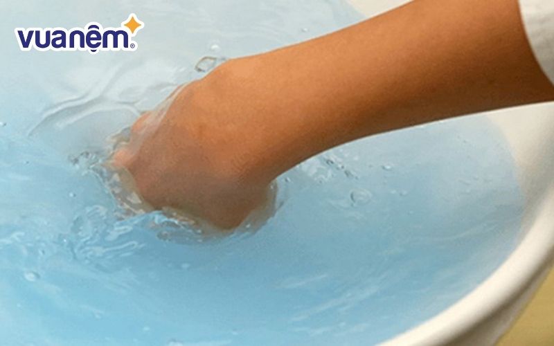 Hòa dung dịch vào nước rồi tiến hành cho gối vào