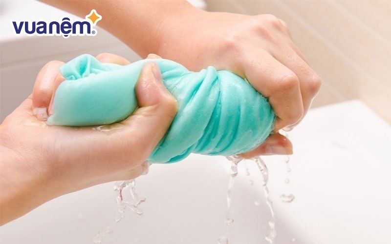 Giặt tay vỏ gối bông gòn