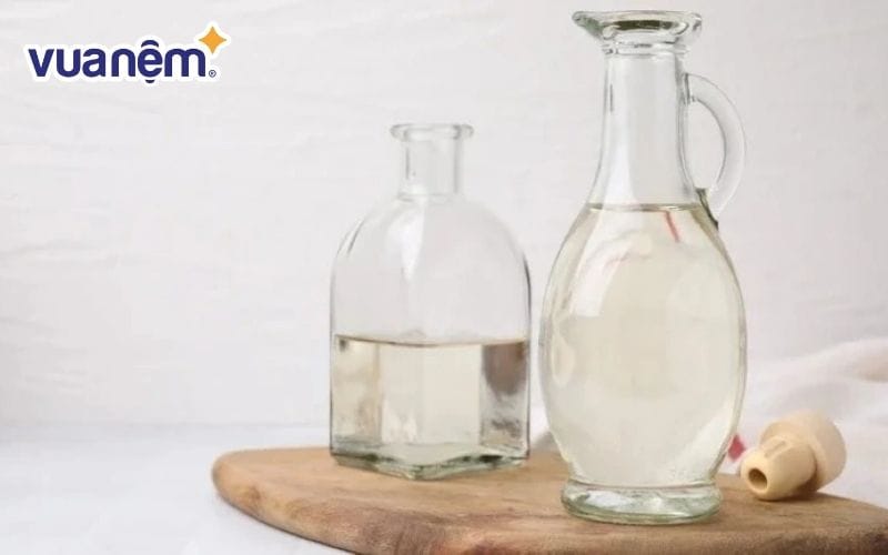 Sử dụng giấm ăn là một trong những cách vệ sinh chiếu trúc hiệu quả