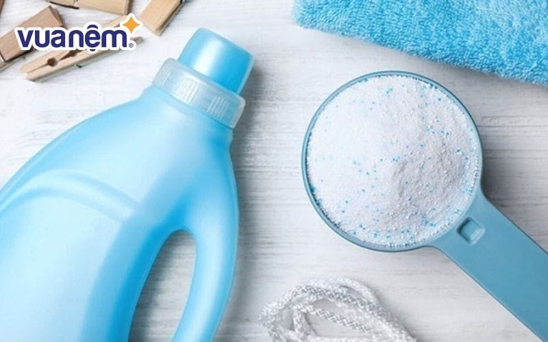 Dùng bột giặt vệ sinh chiếu trúc là cách làm thông dụng