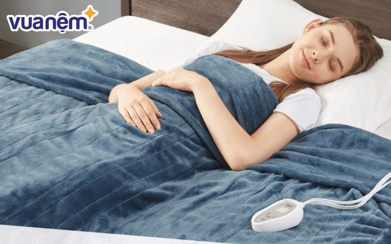 Chăn điện được sản xuất từ những loại vật liệu tổng hợp với các bộ phận tích hợp làm nóng bằng điện