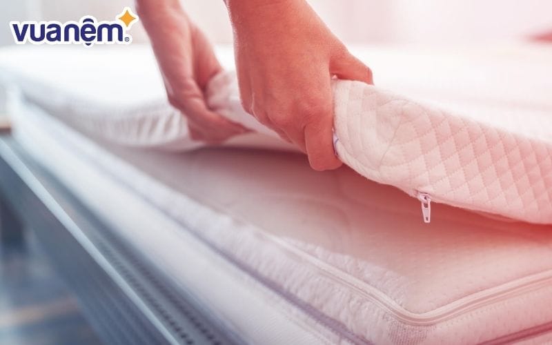 Sau khi trải topper ngay ngắn trên nệm, dùng một tấm ga trải giường đủ lớn để có thể phủ lên trên