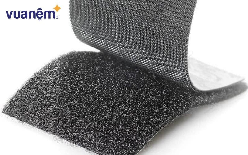 Với thiết kế hai mặt có thể kết dính với nhau, bạn có thể tận dụng tiện ích này để cố định topper.