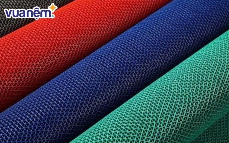 Sử dụng thảm chống trượt để cố định topper không trượt khỏi nệm