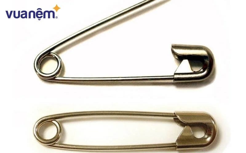 Sử dụng kim băng để cố định topper là một trong những cách làm nhanh chóng và hiệu quả.