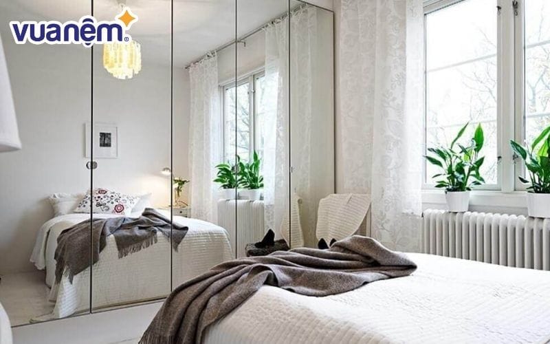 Không đặt giường đối diện với gương