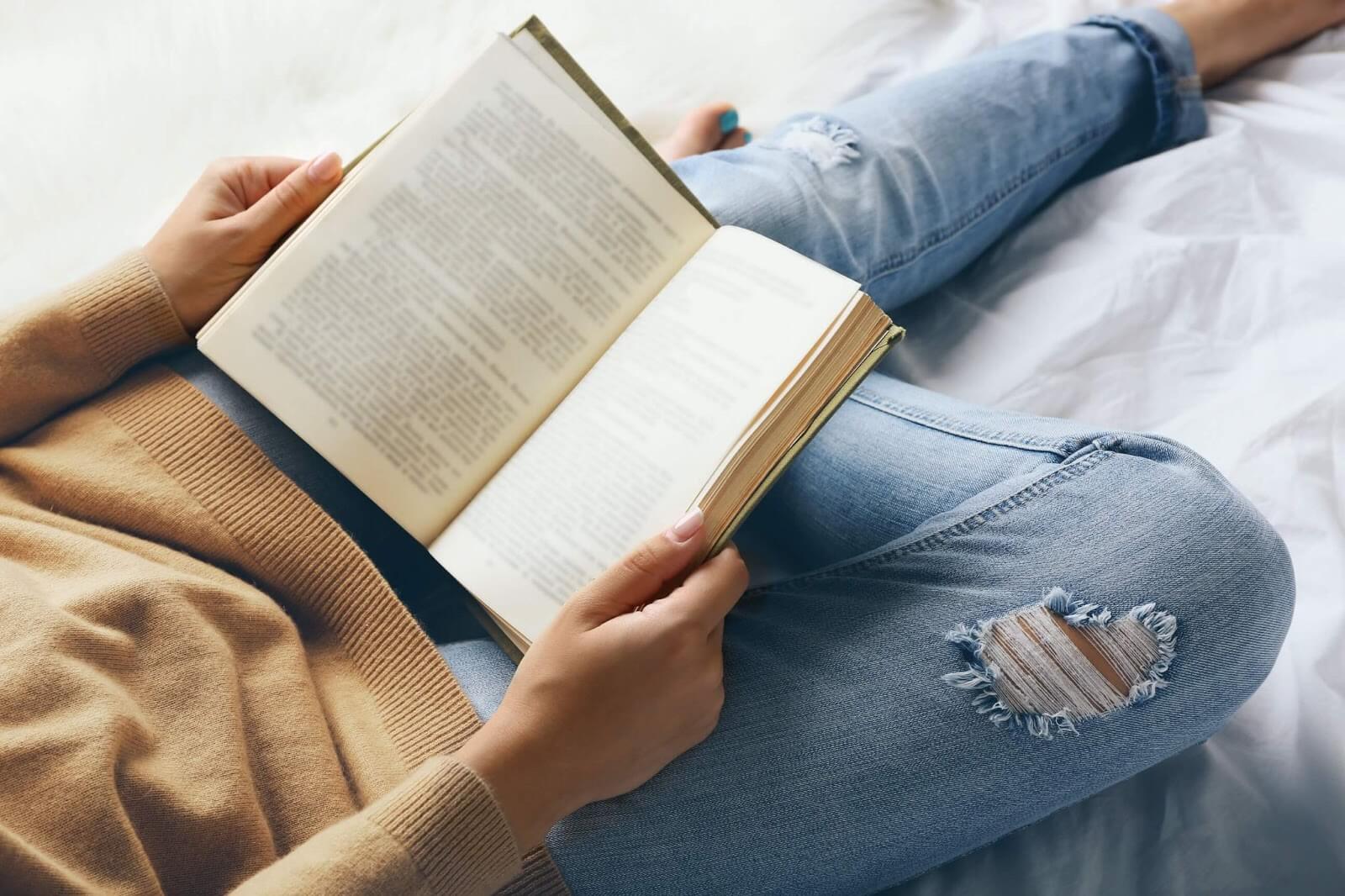 Đọc sách trước khi ngủ có tốt không?
