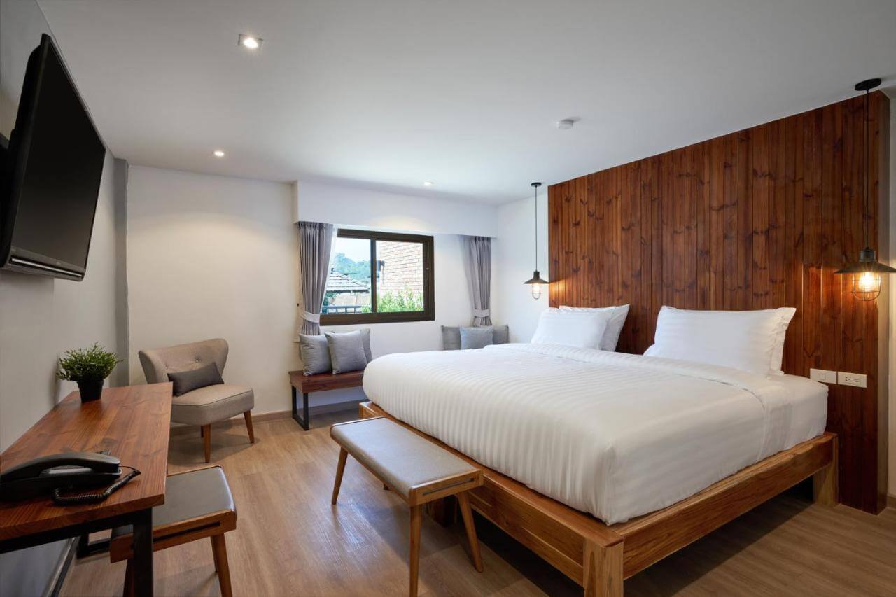 Giường gỗ thịt dùng trong khách sạn