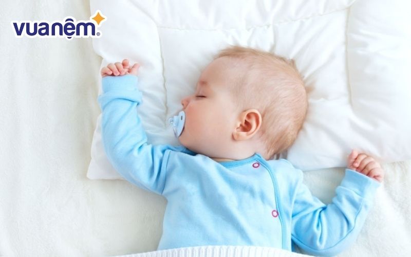 Nằm gối có thể khắc phục được hội chứng đầu phẳng của bé