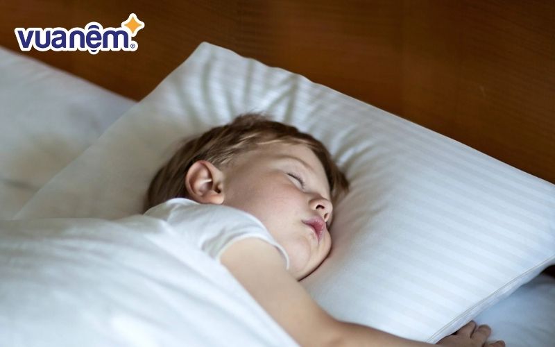 Gối cho bé 2 tuổi phải có độ mềm vừa tới, không quá cứng cũng không quá mềm