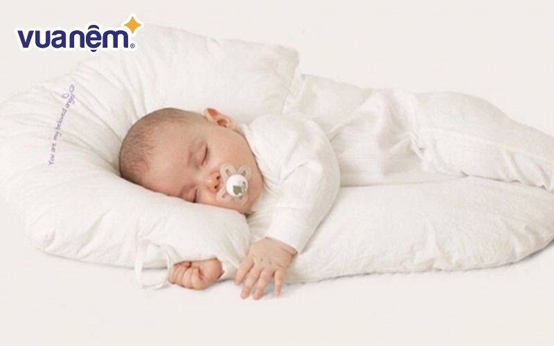 Quá nhiều gối trên giường cũng ảnh hưởng không tốt, chỉ cần một chiếc kê đầu đã đủ cho bé suốt đêm dài.