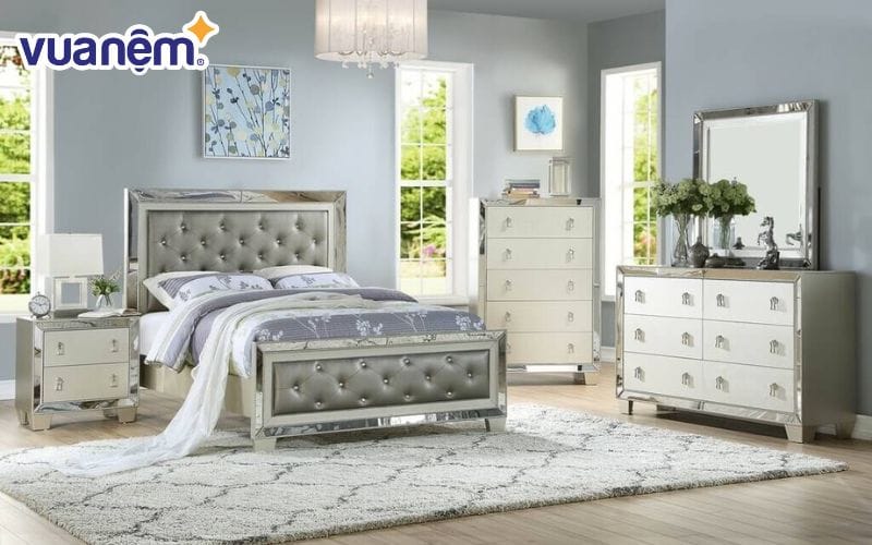 Màu ánh kim hoặc màu bạc mang đến tổng thể hài hòa và sang trọng cho phòng ngủ của bạn