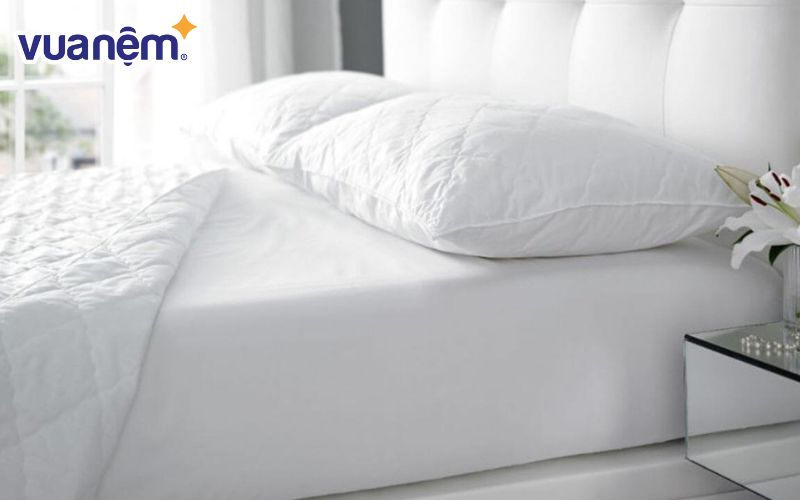 Nệm ngủ tại các khách sạn 5 sao thường ưu tiên màu trắng, nude, vàng nhạt hoặc màu be