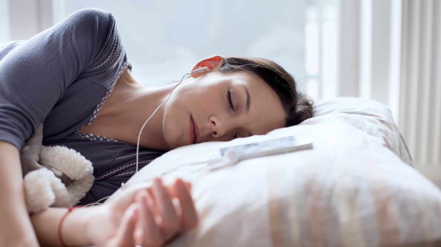 dùng tai nghe để nghe nhạc trước khi ngủ