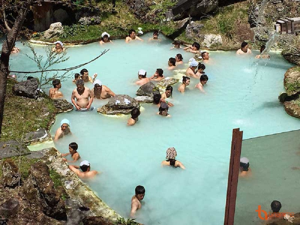 Tắm suối nước nóng Onsen