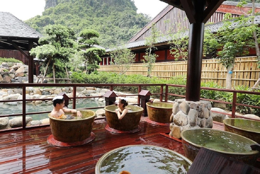 Tắm suối nước nóng Yoko Onsen Quang Hanh