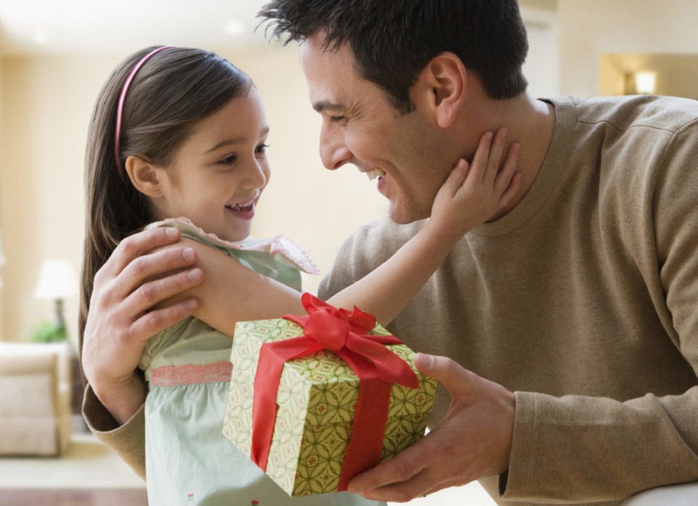 Các em bé thường sẽ tặng món quà nhỏ cho cha