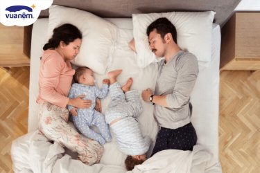 trẻ ngủ cùng ba mẹ