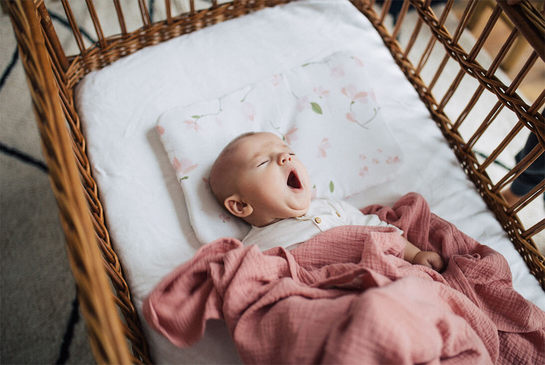 trẻ sơ sinh nên nằm ngửa khi ngủ trong cũi