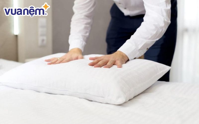 Vuốt phẳng gối để xử lý gối bị xẹp