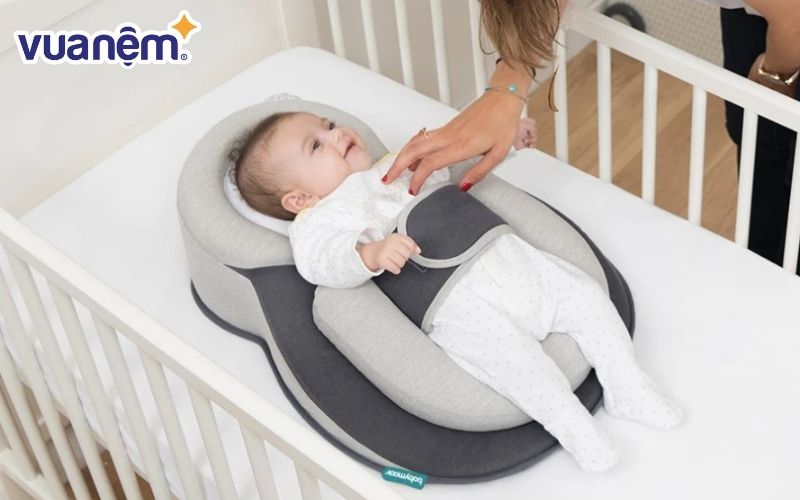 Gối chống trào ngược trẻ em có kèm đai thương hiệu Babymoov
