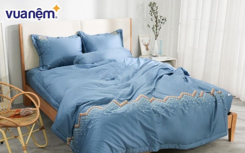 Bộ ga chun chăn chần Amando thêu cotton satin màu xanh