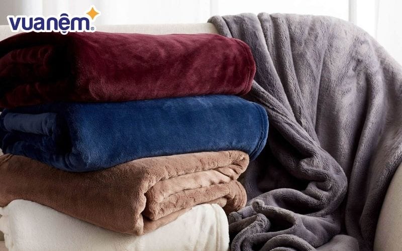 Chăn mền lông cừu có khả năng giữ ấm cực tốt và mang đến cảm giác mềm mại, dễ chịu cho bé.