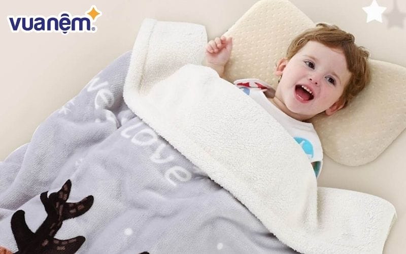 Chăn mền lông cừu được nhiều phụ huynh chọn lựa sử dụng cho con nhỏ vì khả năng giữ ấm và trọng lượng nhẹ.