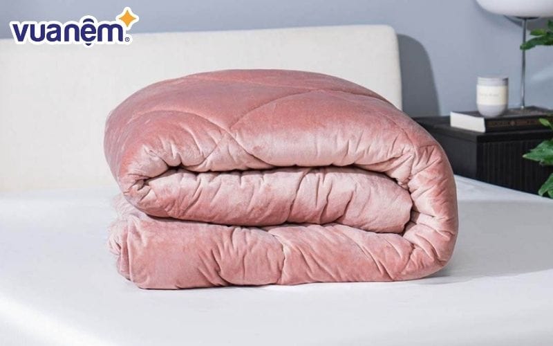 Bạn có thể tham khảo các mẫu chăn sử dụng 4 mùa tại Vua Nệm