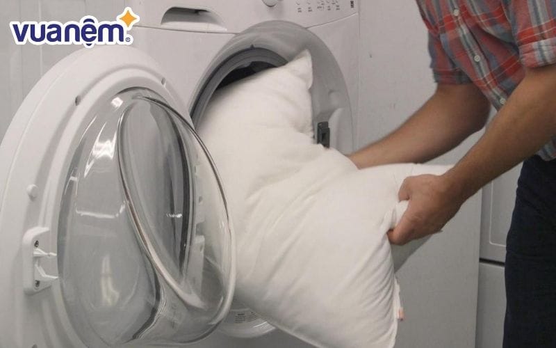 Cần phải xem xét chất liệu trước khi quyết định có nên giặt gối bằng máy giặt