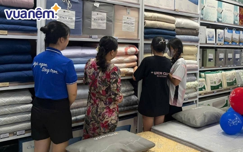 Tại Vua Nệm Thuận An, khách hàng có thể dễ dàng chọn lựa những sản phẩm được yêu thích